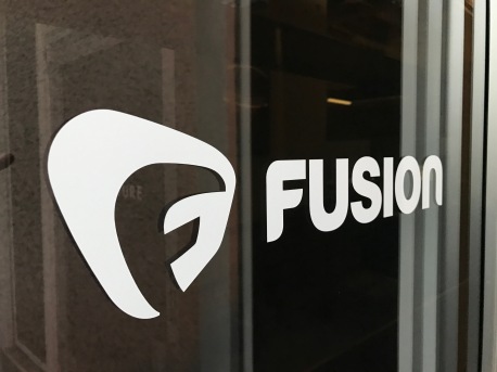 fusion-skylt